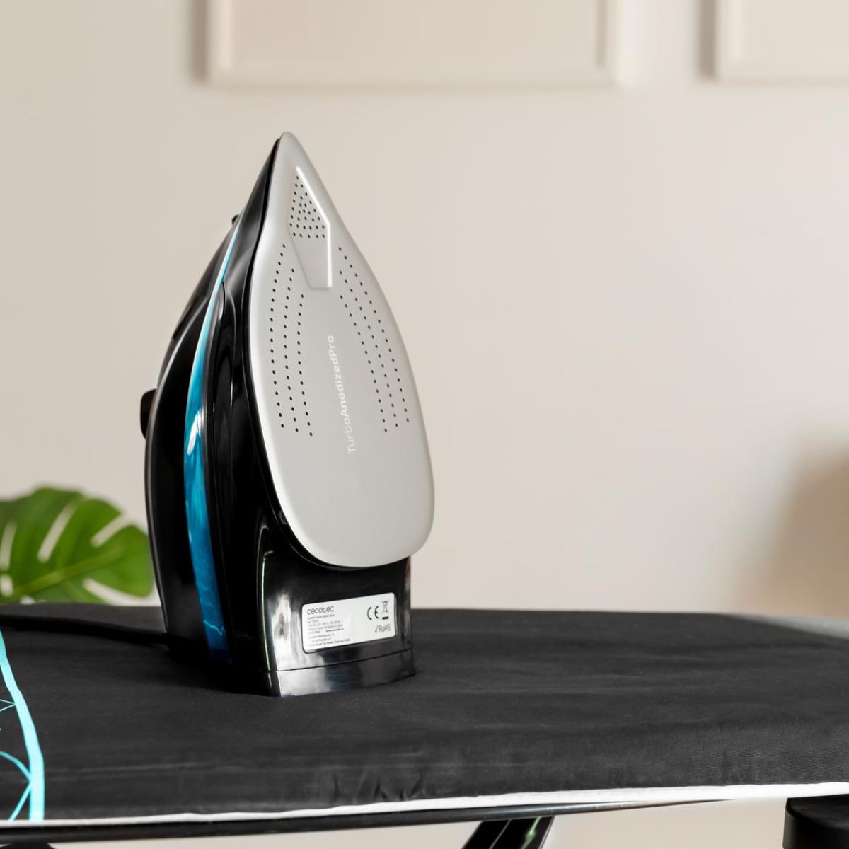 Plancha-de-vapor-Cecotec-Fast-Furious-6050-X-Treme-3100W-75-g-min-suela-anodizada-negro-suela