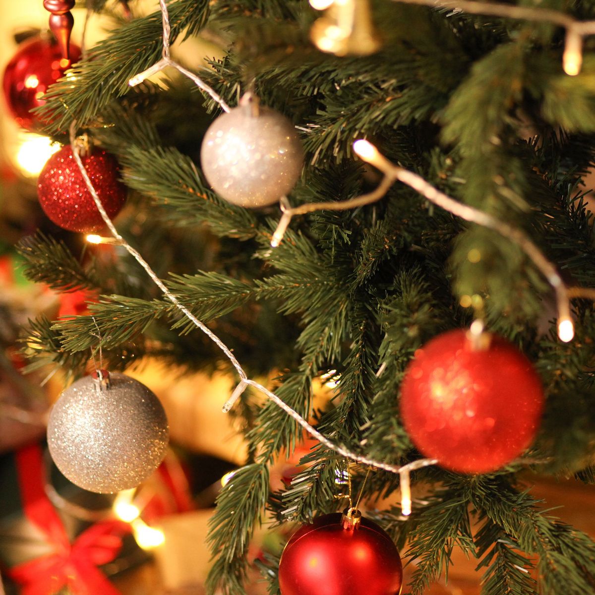Árbol de Navidad Homcom 696 ramas base plegable verde Ø90x180 cm detalle
