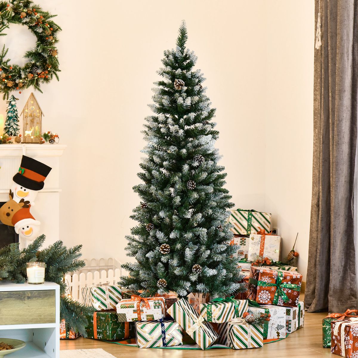 Árbol de Navidad Homcom 464 ramas + 28 piñas base plegable verde Ø69x150 cm ambientada