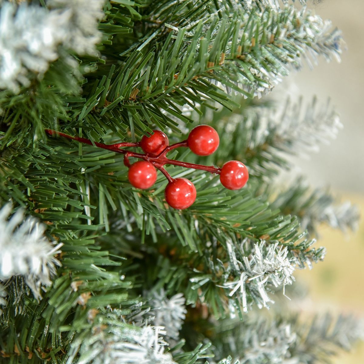 Árbol de Navidad Homcom 408 ramas efecto nevado con decoraciones verde Ø53x150 cm detalle