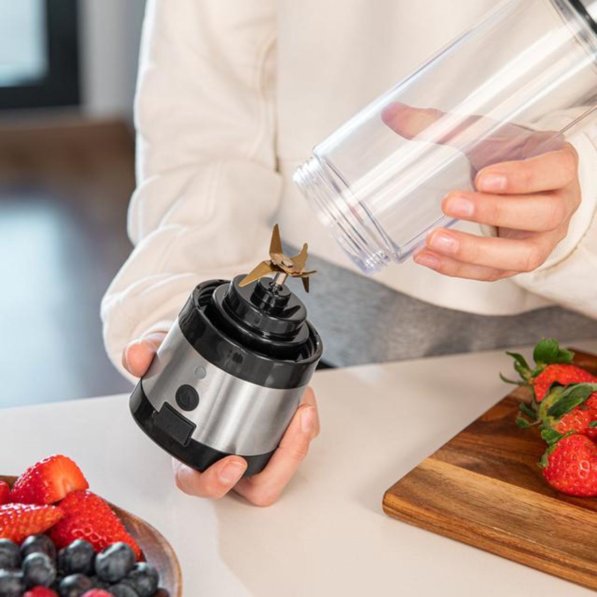 Batidora-de-vaso-portatil-Cecotec-WanderlustMix-USB-126W-4-cuchillas-titanio-negro-vaso