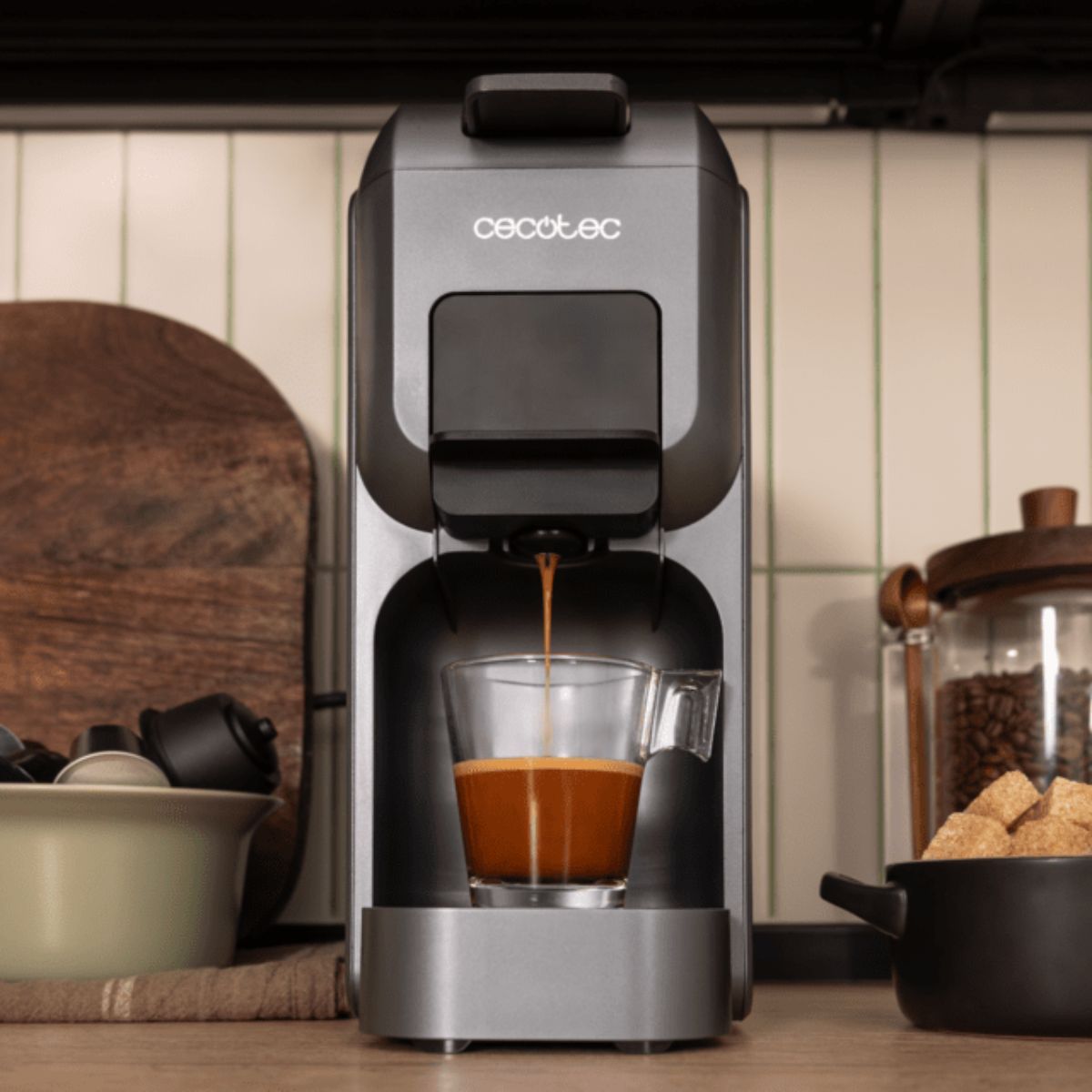 Cafetera expresso Cecotec FreeStyle Compact 1350W multicápsula negro frontal