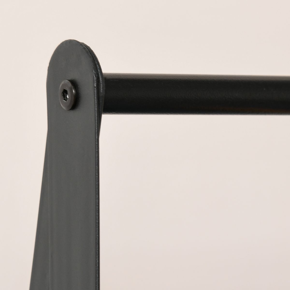 Perchero Granada Homcom con 2 estantes negro/natural 149x64x42,5 cm detalle