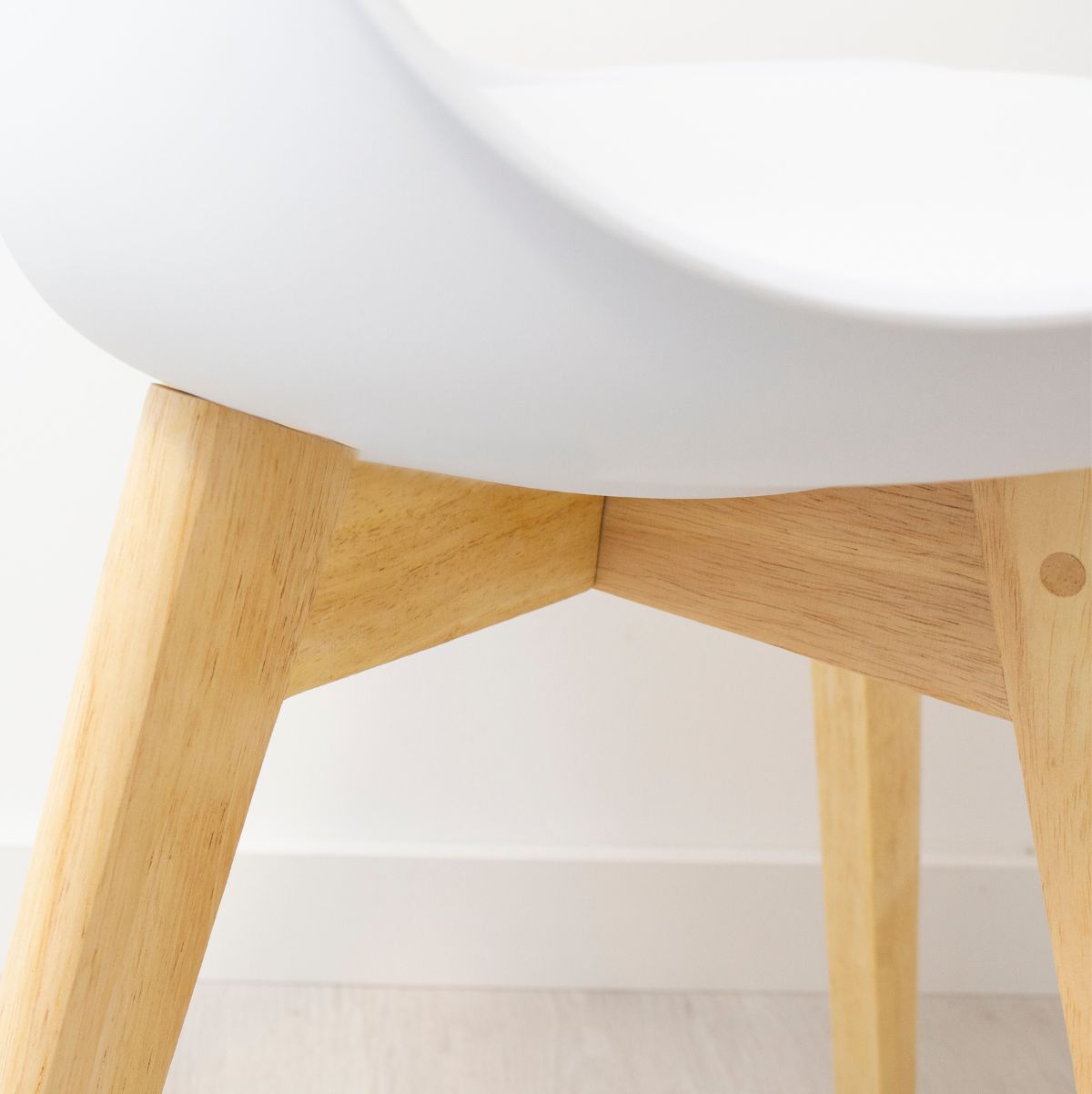Silla Escandinava asiento acolchado con respaldo curvo blanco/natural detalle