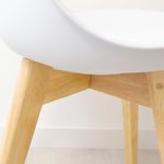 Silla Escandinava asiento acolchado con respaldo curvo blanco/natural detalle