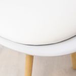 Silla Escandinava asiento acolchado con respaldo curvo blanco/natural detalle asiento