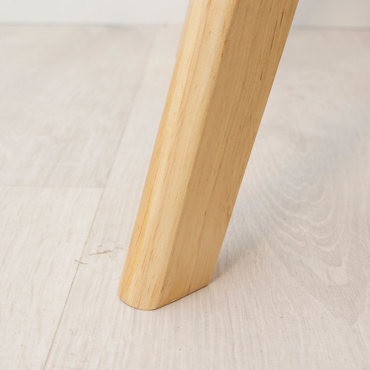 Silla Escandinava asiento acolchado con respaldo curvo blanco/natural detalle pata