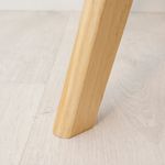 Silla Escandinava asiento acolchado con respaldo curvo blanco/natural detalle pata