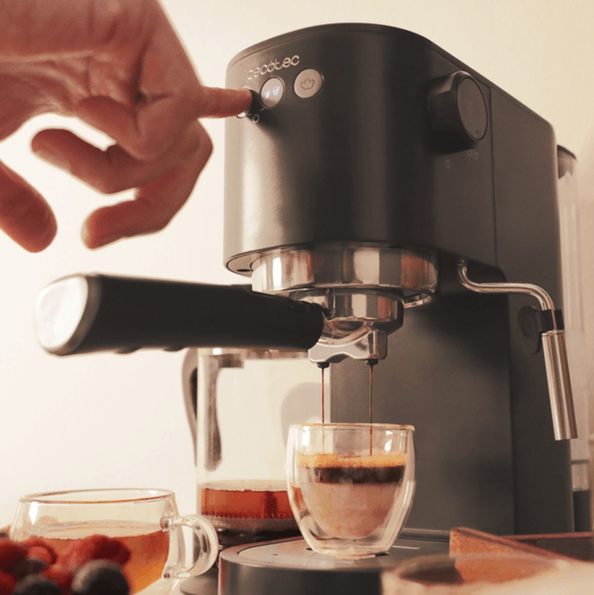 Cafetera express Cecotec Cafelizzia Fast 1350W 20 bares 1,2L negro