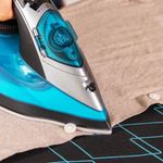 Plancha de vapor Cecotec Fast&Furious 5020 Force 2600W 210 g/min negro/azul detalle arrugas