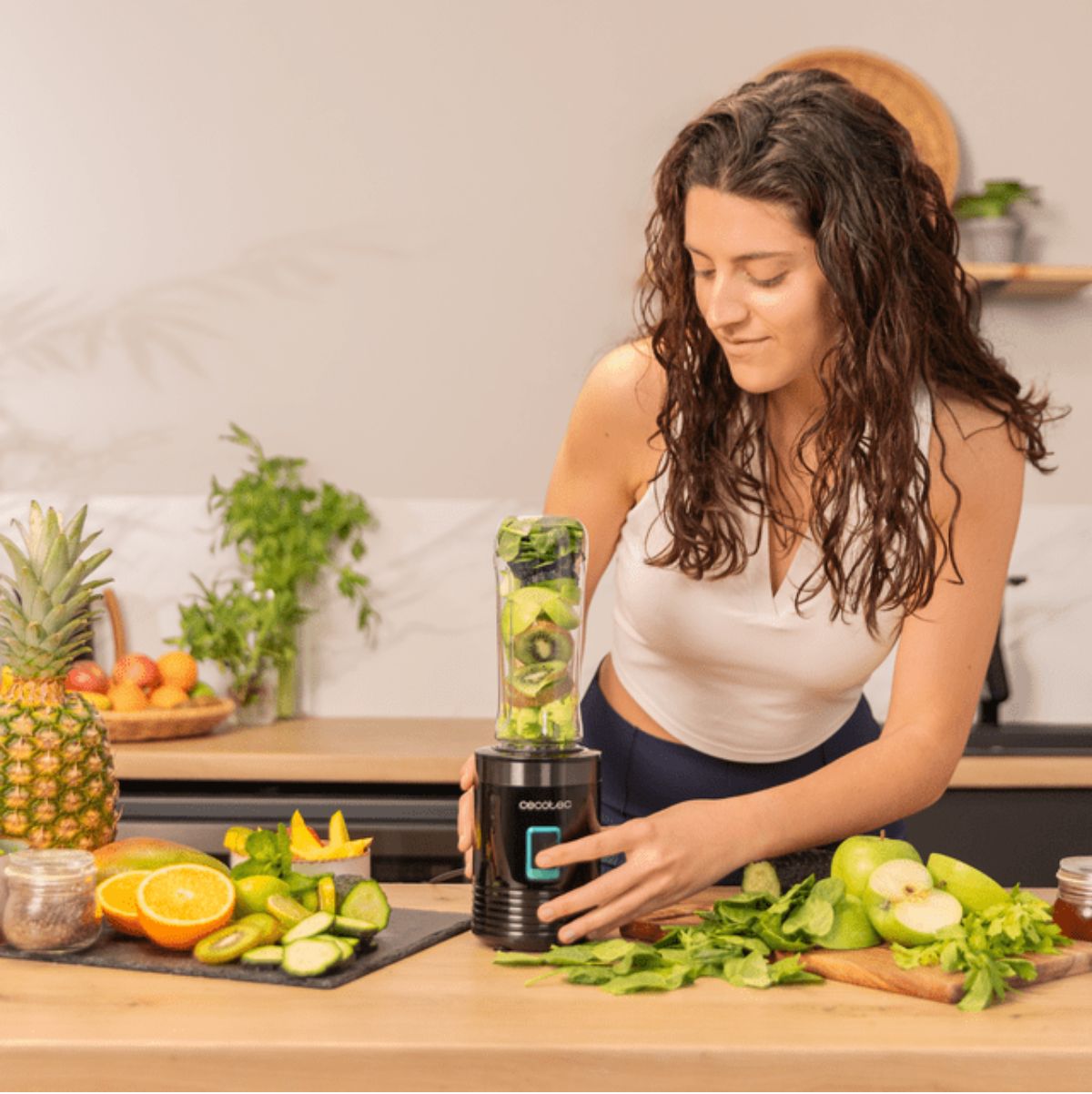 Batidora de smoothies Cecotec Power Titanium 350 con vaso 350W 4 cuchillas negro animada