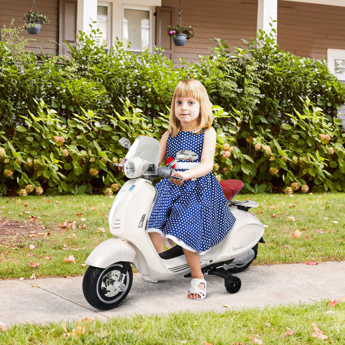 Moto de batería Vespa Homcom con faros + música + ruedines blanco 75x108x49 cm ambientada