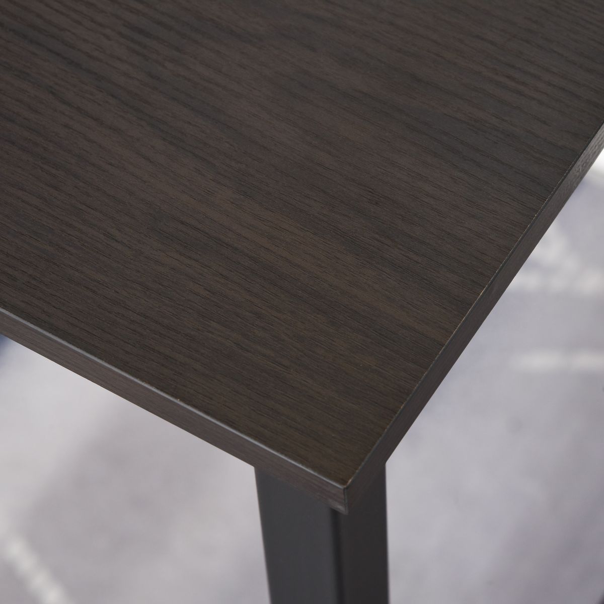Escritorio Polo Homcom pies ajustables negro 73x120x60 cm detalle