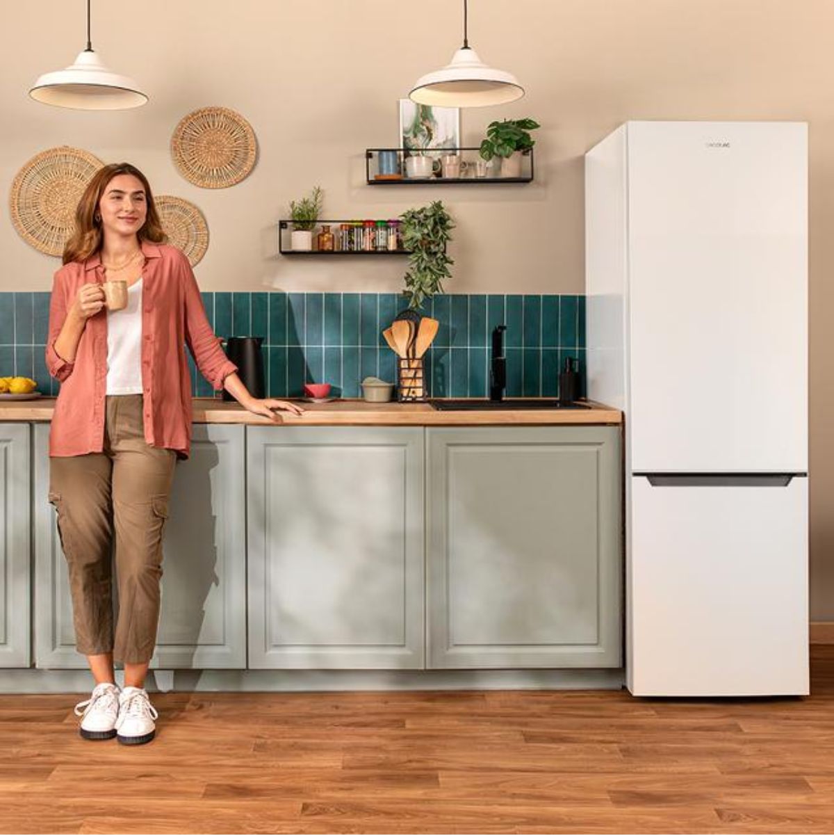 Frigorífico combi Cecotec Bolero CoolMarket 262 Defrost 262L E blanco 179,5 cm ambientada