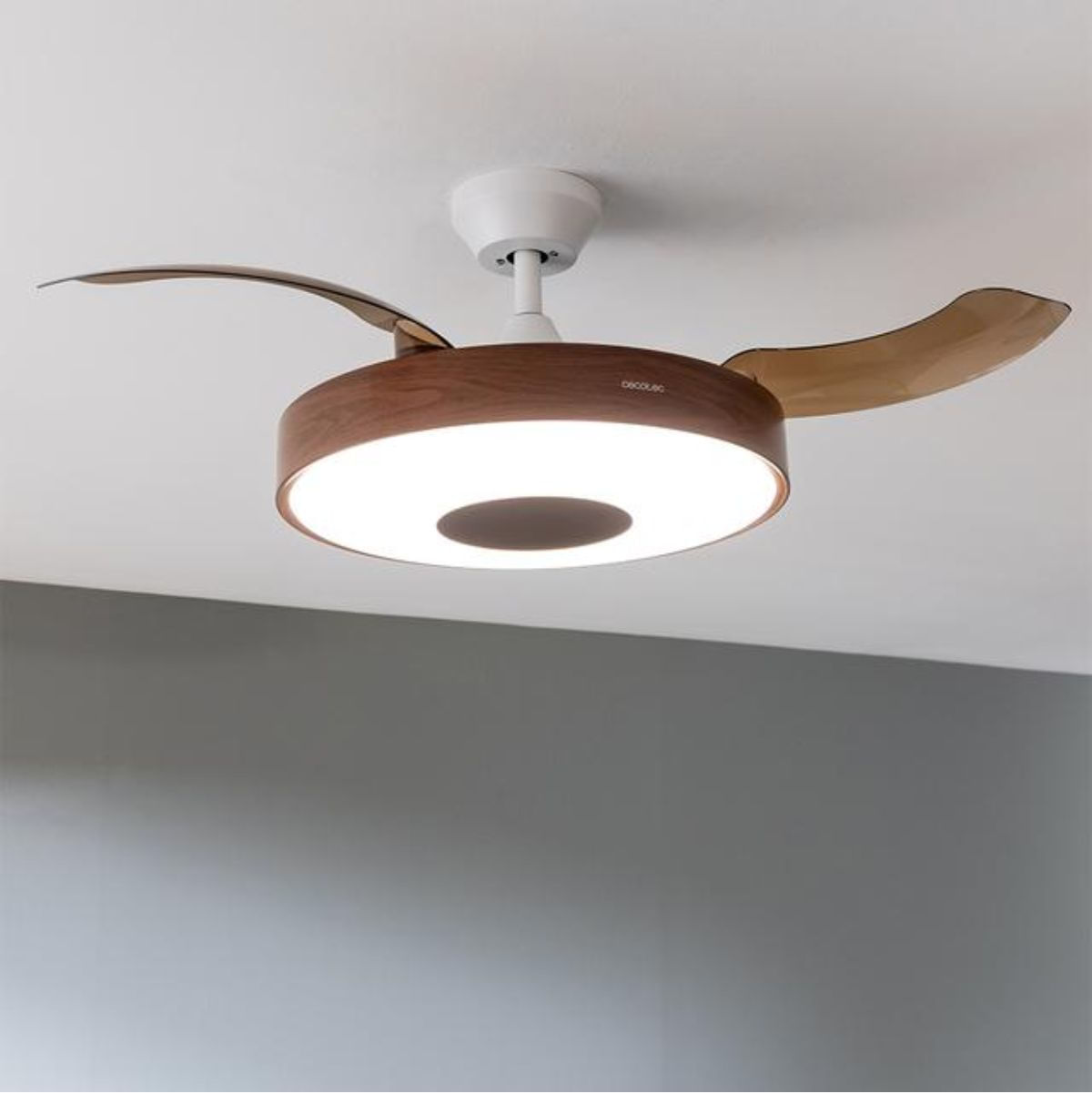 Ventilador-de-techo-Cecotec-Energysilence-Aero-4200-35W-aspas-retractiles-con-luz-LED-marron-oscuro-Ø106-cm-iluminado