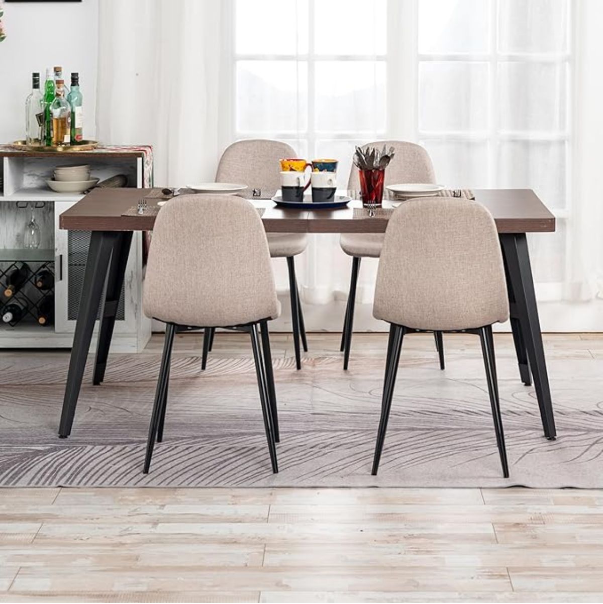 Pack-de-4-sillas-de-comedor-Hall-diseño-industrial-beige-ambientada