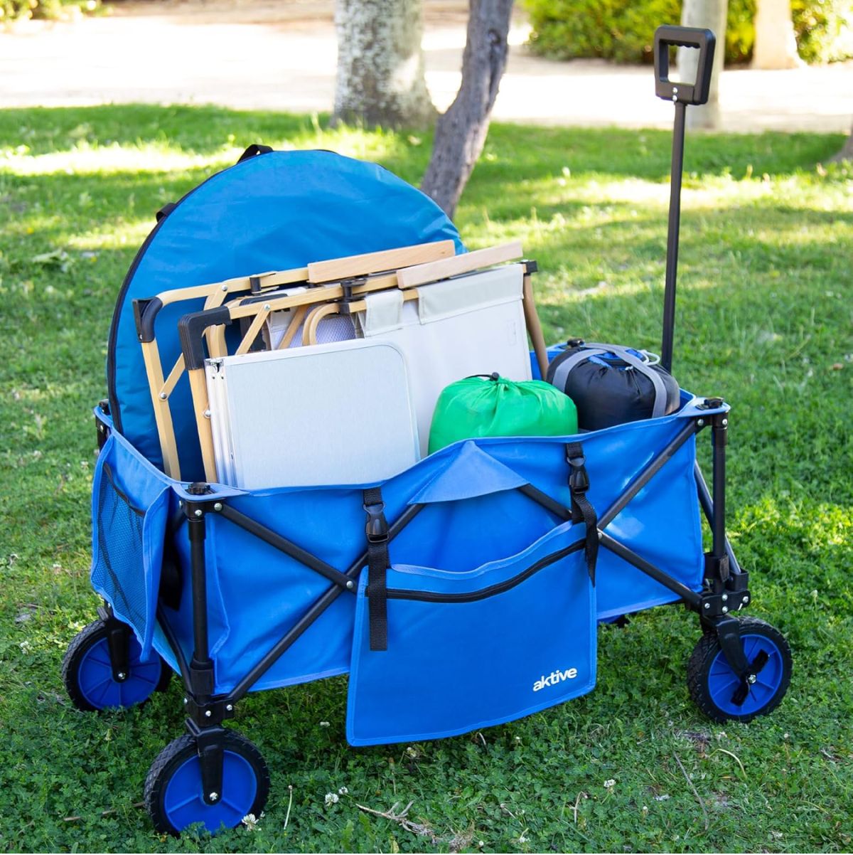Carro-de-playa-Aktive-diseño-plegable---ruedas-azul-53-108x88x47-cm-ambientada