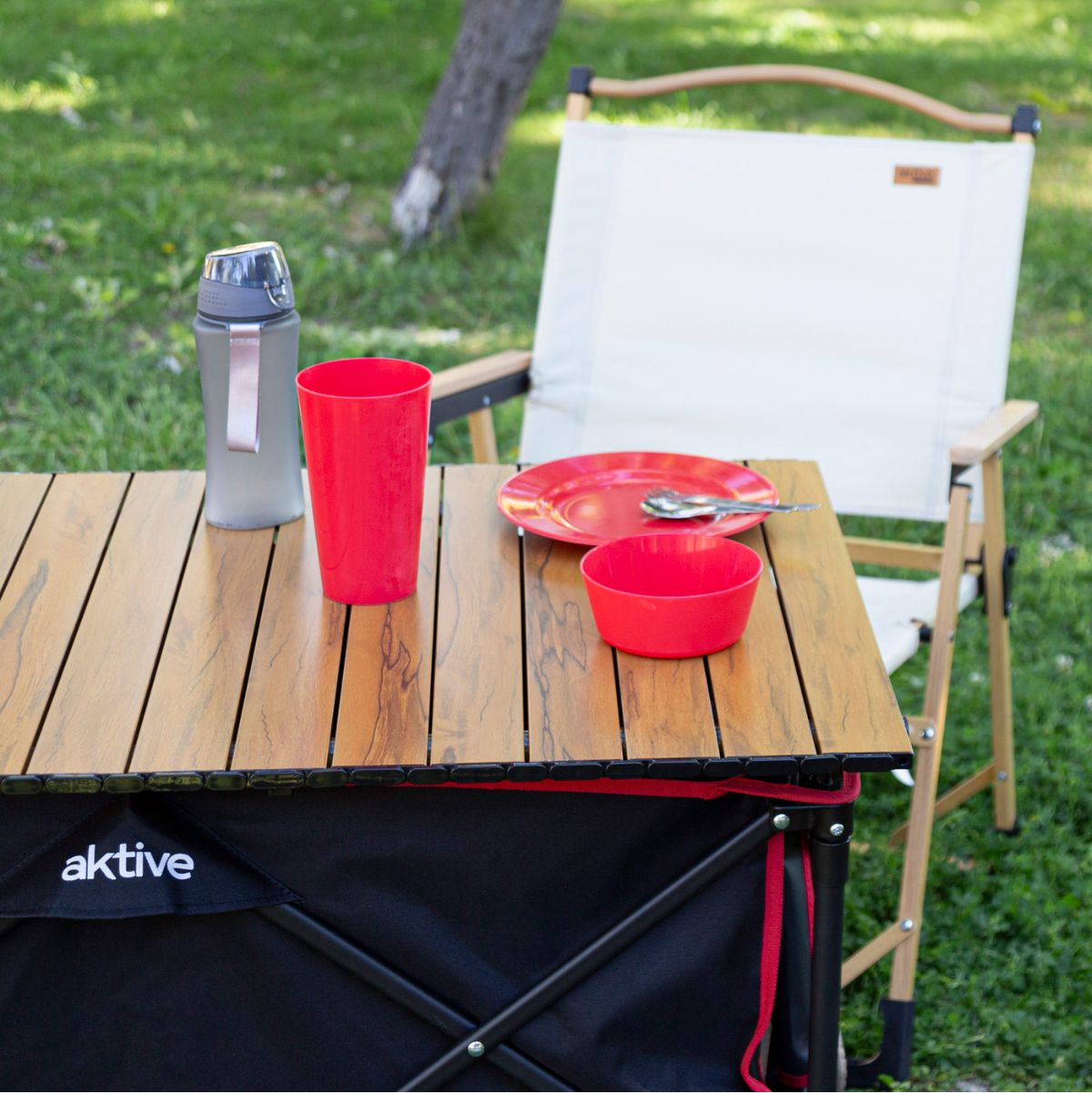 Carro de playa Aktive mesa desmontable + ruedas negro 58-108x88x47 cm ambientada