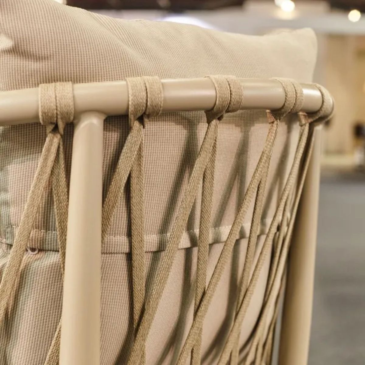 Pack-de-4-sillas-multiusos-Rodas-uso-interior-exterior-con-cojines-arena-detalle