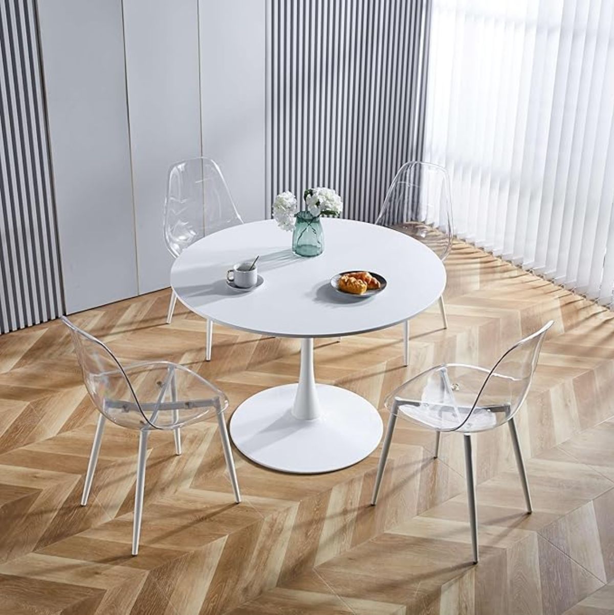 Pack-de-4-sillas-Telma-respaldo-alto-transparente-85x465x50-cm-ambientada-mesa