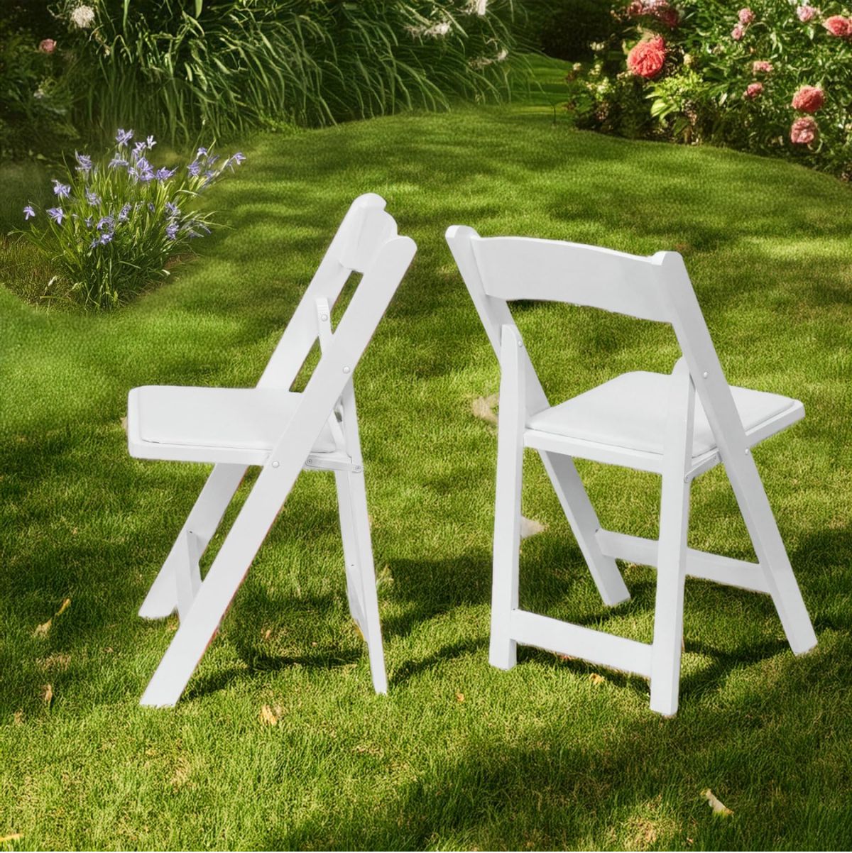 Pack-4-sillas-Ceremony-diseño-plegable-blanco-88x445x43-cm-ambientada-jardin