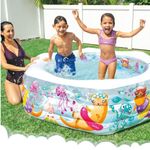 Piscina-hinchable-Intex-Acuario-infantil-hexagonal-510L--6A-multicolor-61x191x178-cm-ambientada