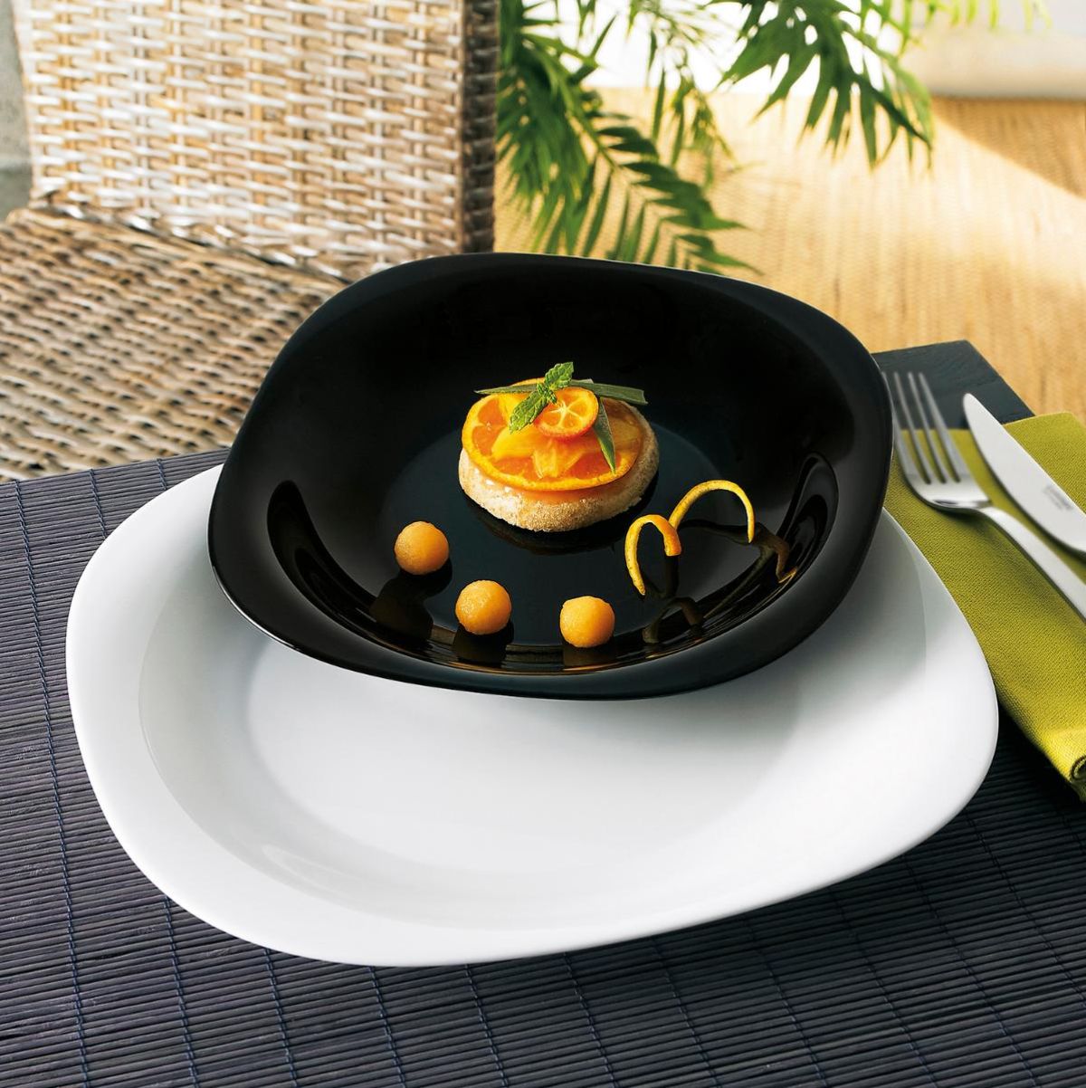 Vajilla-Carine-N-B-Luminarc-19-piezas-6-servicios-vidrio-opal-blanco-negro-ambientada