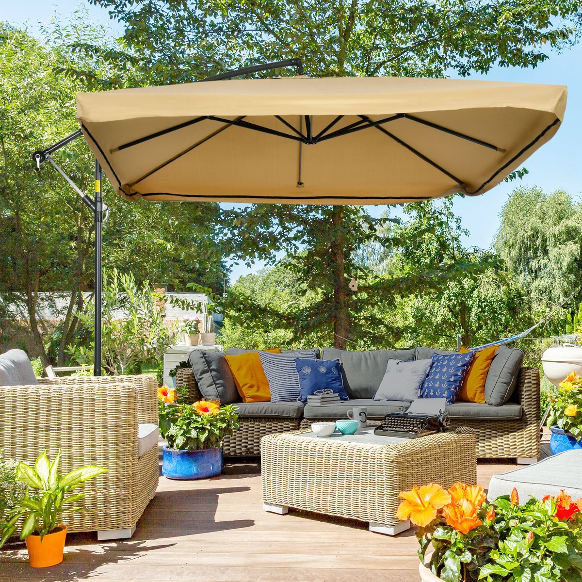 Sombrilla-de-jardin-Vila-Outsunny-excentrica---mosquitera-beige-265x296-cm-ambientada