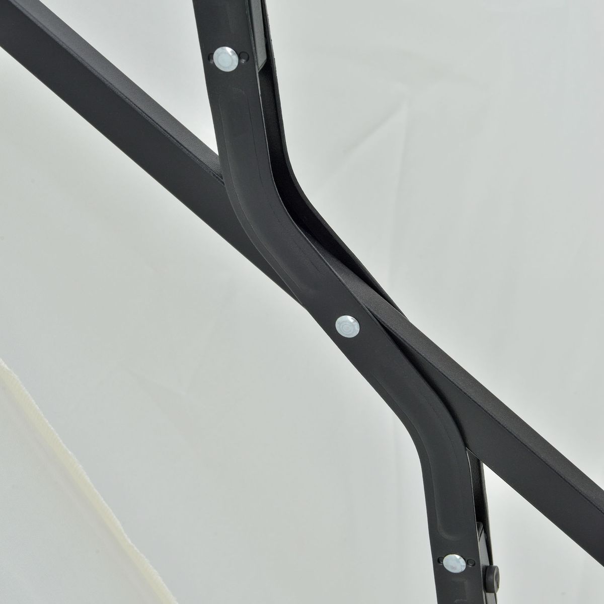 Toldo-de-pared-Omaha-semicircular-con-manivela---base-cruzada-crema-240x200x190-cm