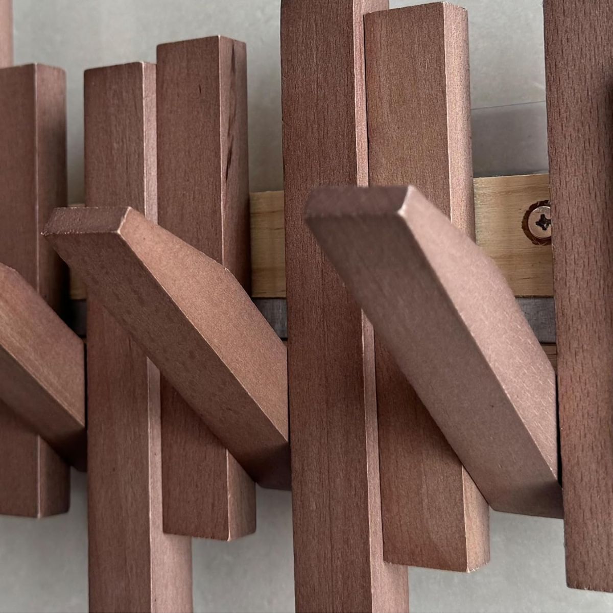 Perchero-Nordico-3-ganchos-madera-maciza-20x228x33-cm-detalle