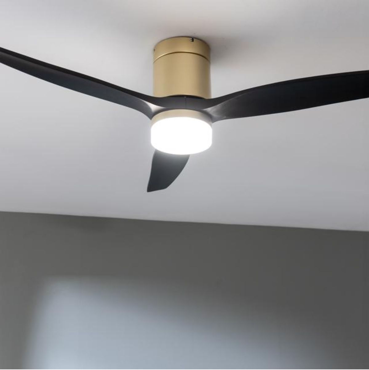 Ventilador-de-techo-Cecotec-EnergySilence-Aero-5600-Aqua-40W-3-aspas-Wifi-dorado-negro-Ø132-cm