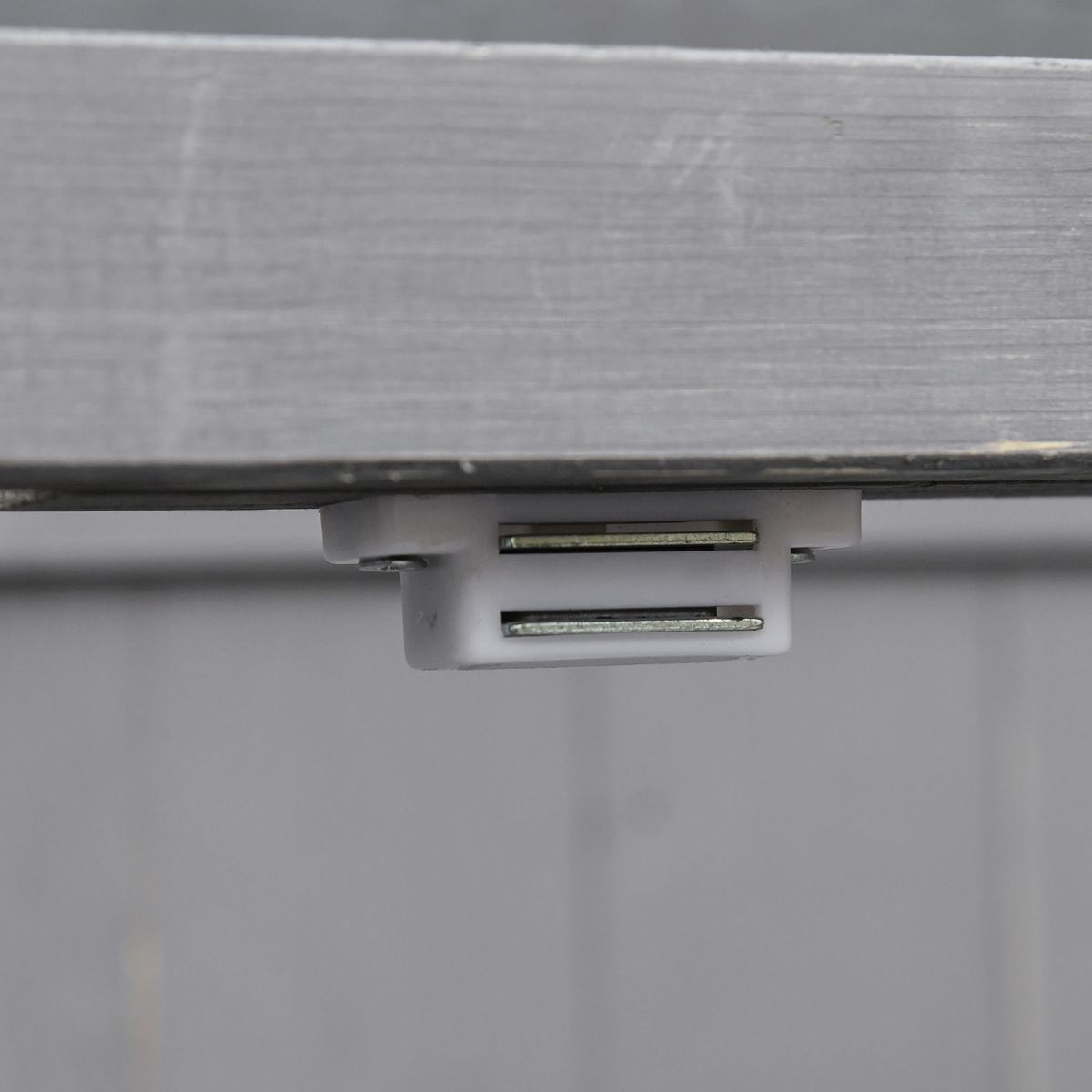 Cobertizo-de-almacenaje-Outsunny-2-puertas-techo-asfaltico-abatible-gris-88x74x43-cm-7