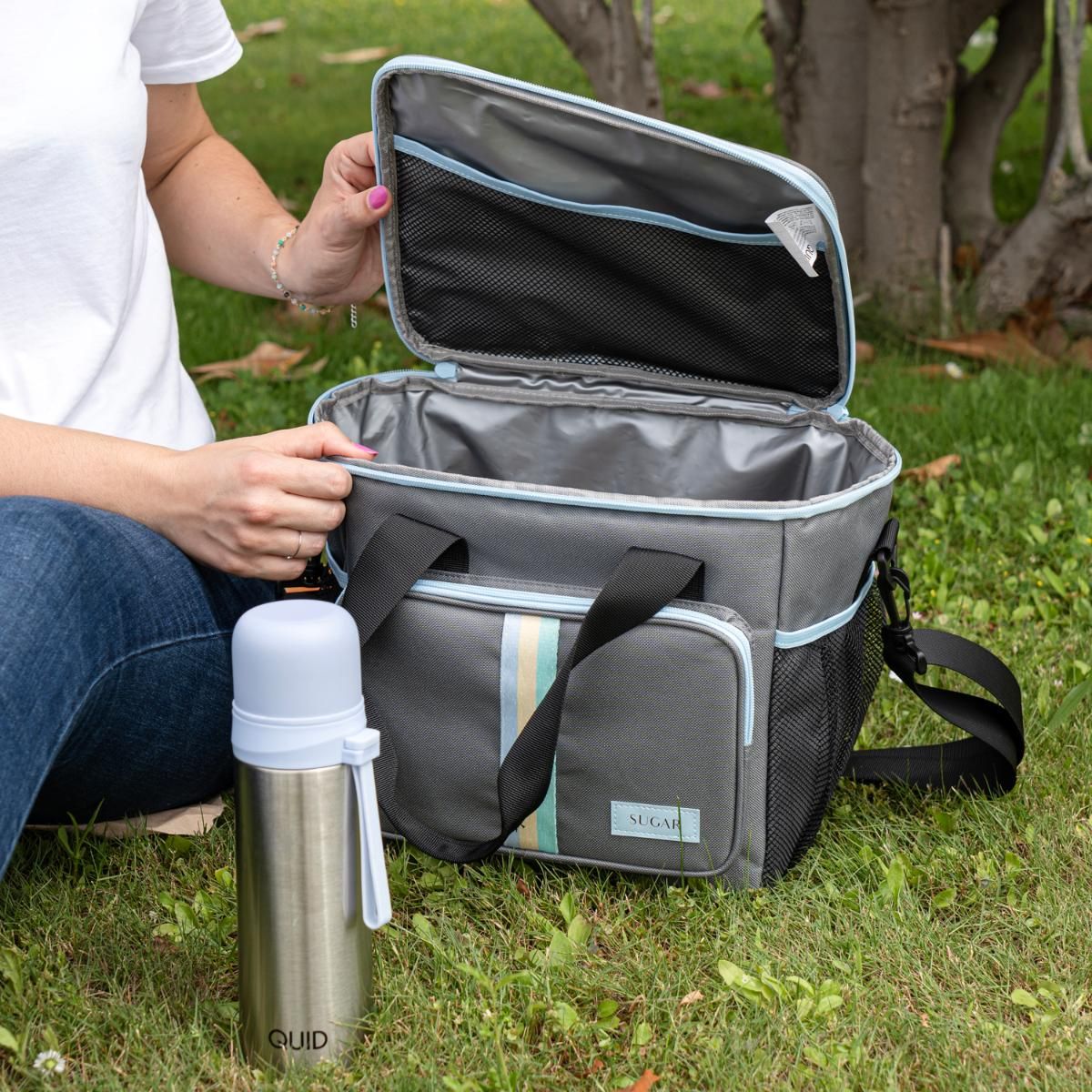 Bolsa-termica-Sugar-Quid-15L-con-asa-regulable-gris-26x28x22-cm-animada