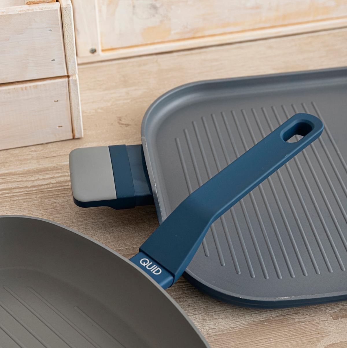 Asador-Baltic-Quid-aluminio-estampado-gris-azul-39x28-cm
