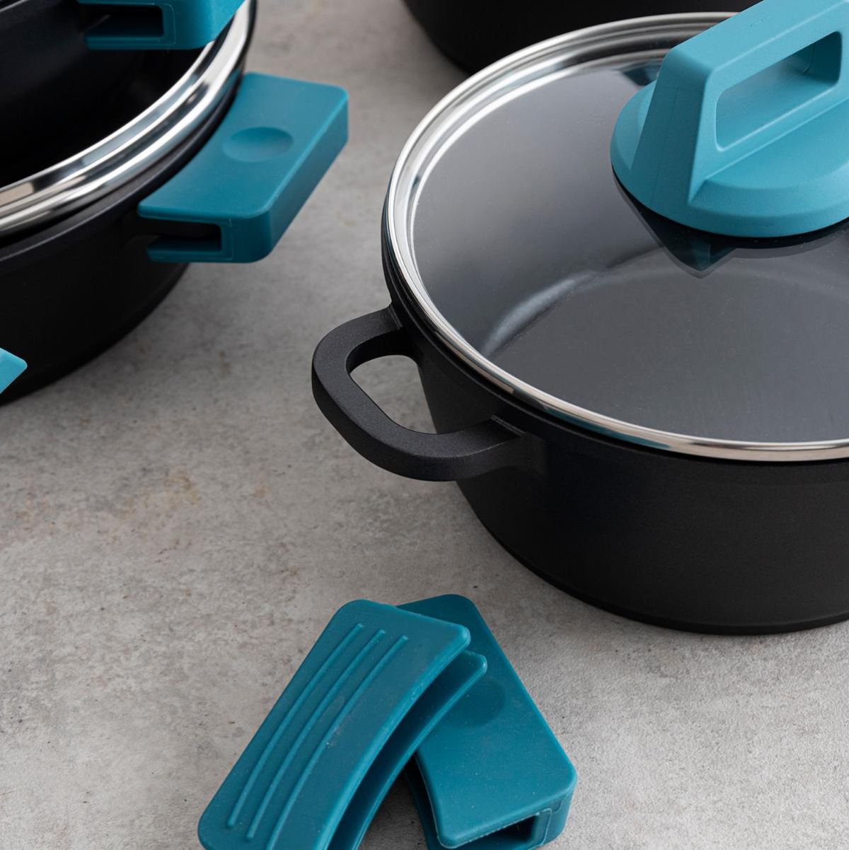 Cacerola-Confort-Quid-aluminio-fundido-negro-azul-Ø24-cm