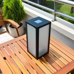 Lampara-solar-de-exterior-12-LED-negro-ambientada-terraza