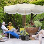 Sombrilla-Thais-Outsunny-reclinable---manivela-beige-Ø270-cm-ambientada