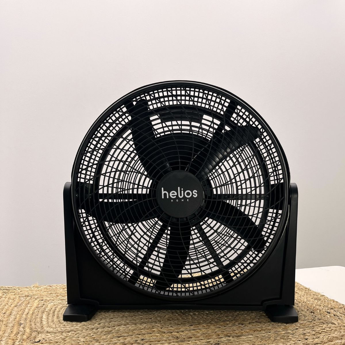 Ventilador-de-suelo-Calima-Helios-Home-105W-orientable-negro-Ø50-cm-ambientada