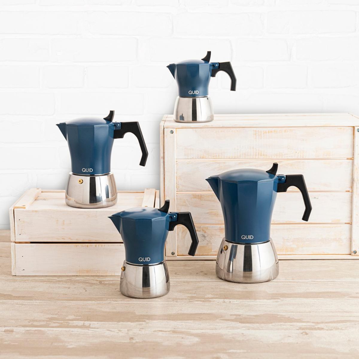 Cafetera-italiana-Baltic-Quid-12-tazas-aluminio---acero-azul--ambientada