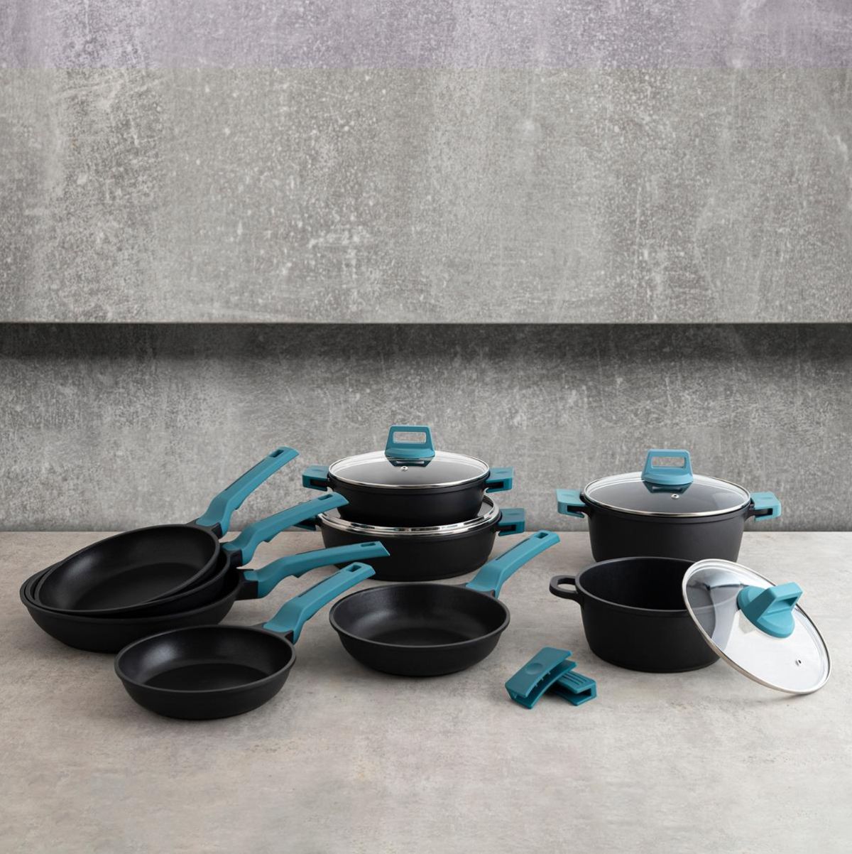 Tartera-Confort-Quid-con-tapa-aluminio-fundido-azul-negro-Ø24-cm-ambientada
