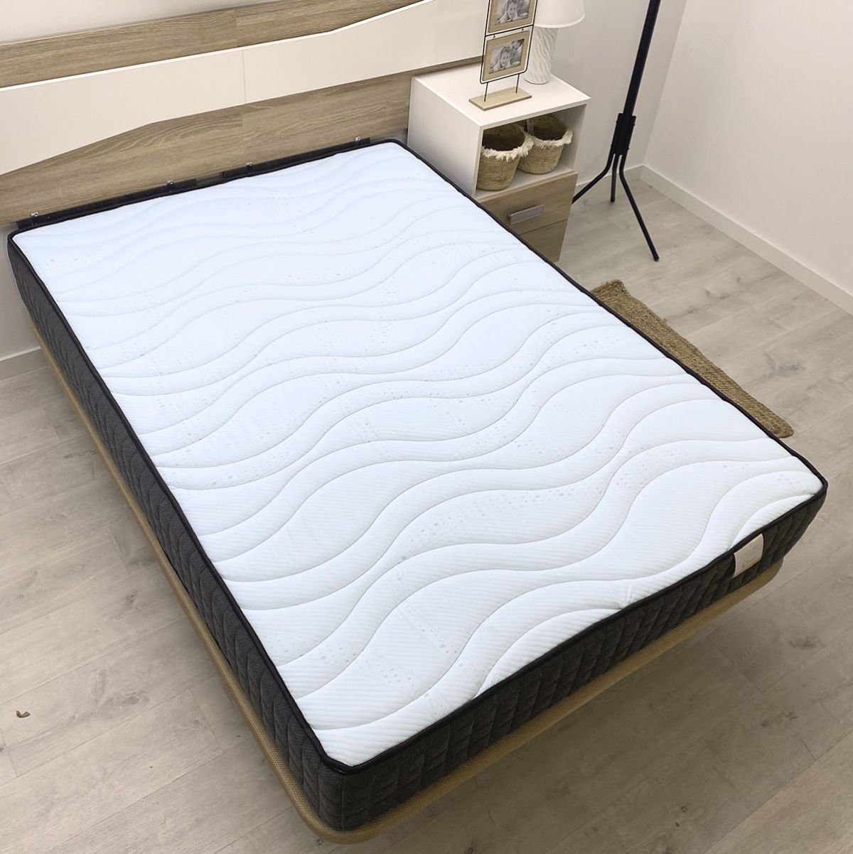 Colchon-Noah-Oro-DN-enrollado-blanco-25-cm