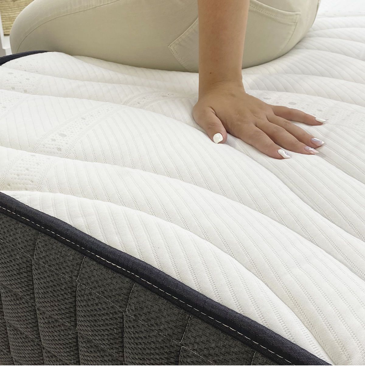 Colchon-Noah-Oro-DN-enrollado-blanco-25-cm