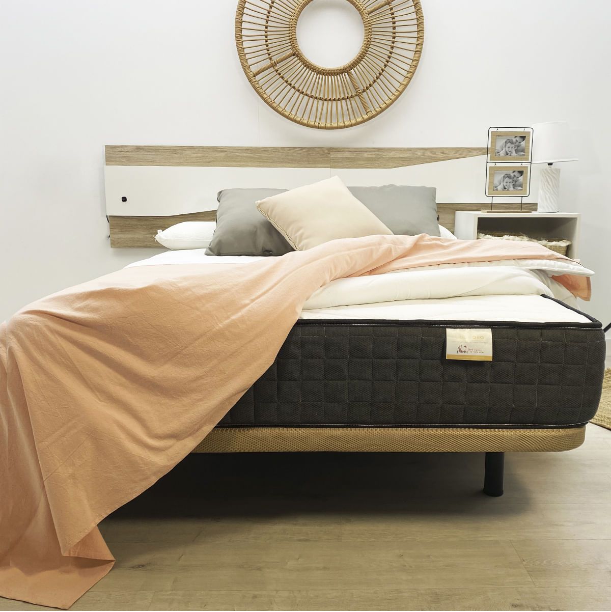 Colchon-Noah-Oro-DN-enrollado-blanco-25-cm