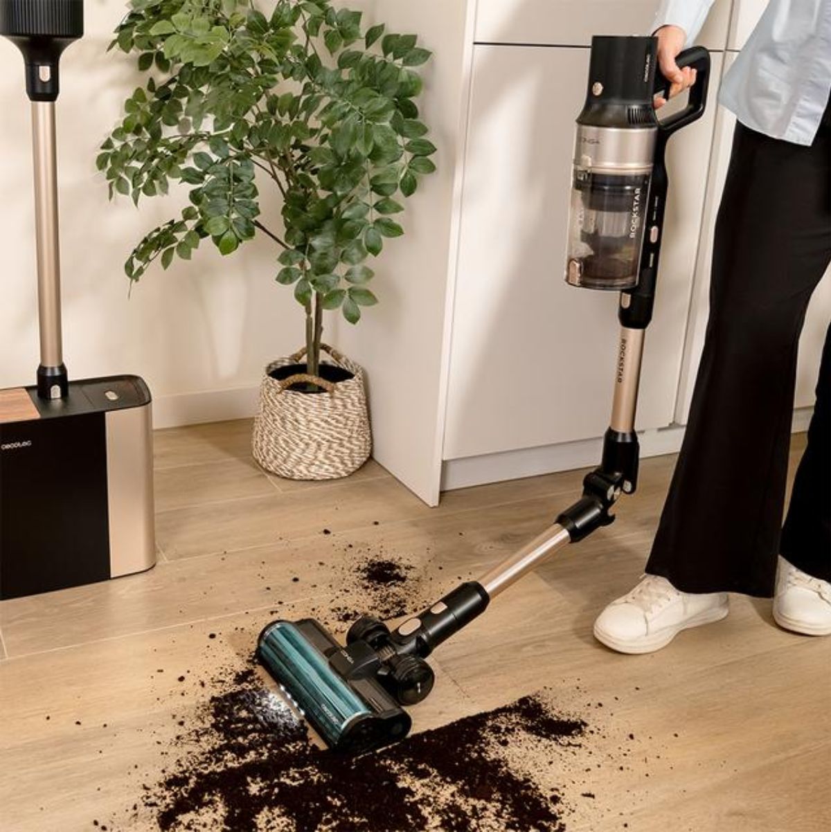 Aspirador-escoba-Cecotec-Conga-Rockstar-5500-Hurricane-Station-Pet-Flex-inalambrica---base-de-autovaciado-negro-aspiracion
