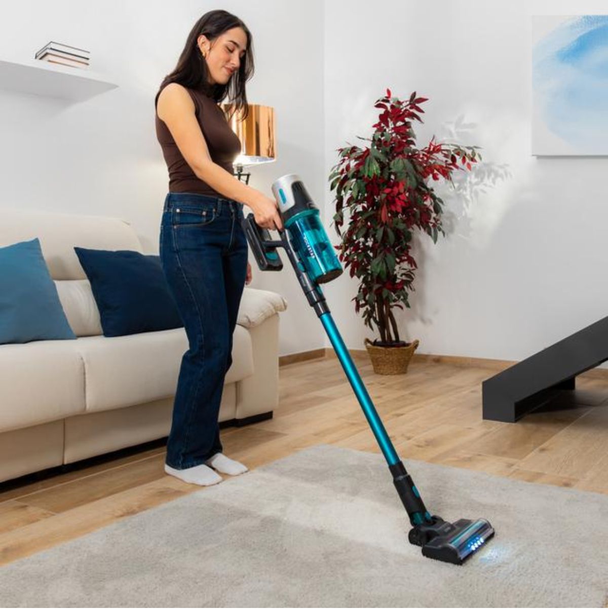 Aspirador-vertical-Cecotec-Conga-Rockstar-1500-Horizon-X-Treme-XL-215W-inalambrica-negro-azul-ambientada