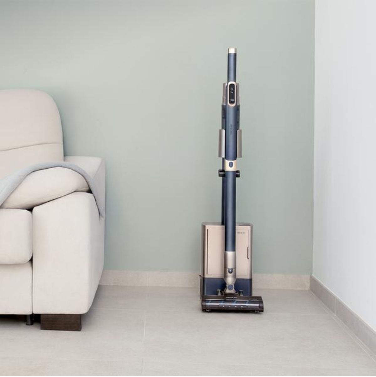 Aspirador-escoba-Cecotec-Scoba-2100-Station-210W-inalambrica---base-autovaciado-gris