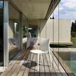 Silla-Celine-apilable-blanco-785x38x49-cm-ambientada