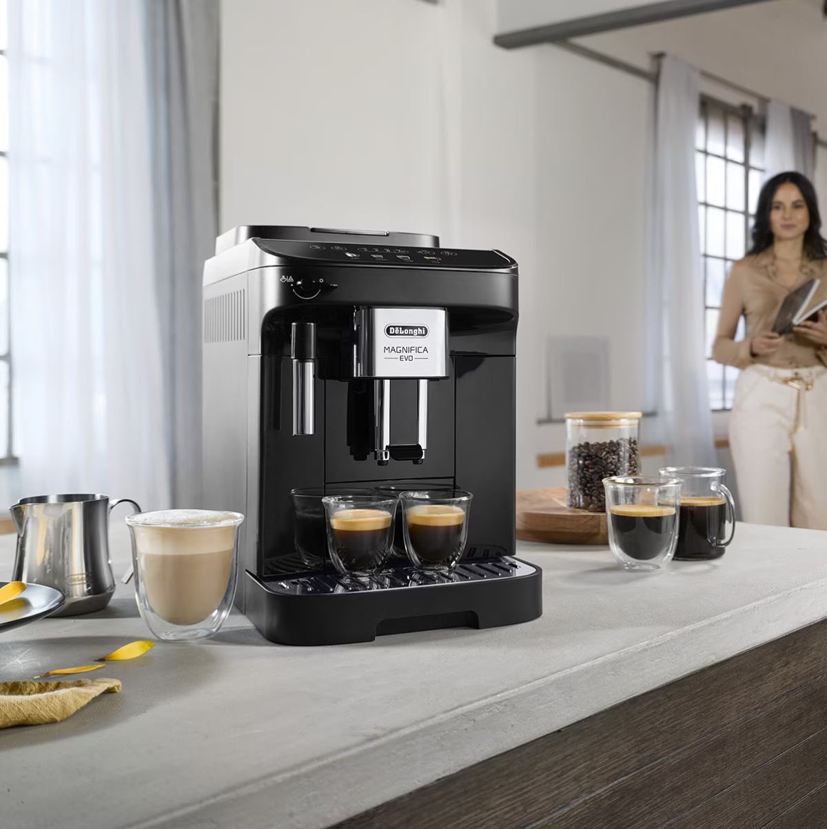 Cafetera-automatica-DeLonghi-Magnifica-Evo-ECAM290.22.B-1450W-18L-13-posiciones-negro-ambientada