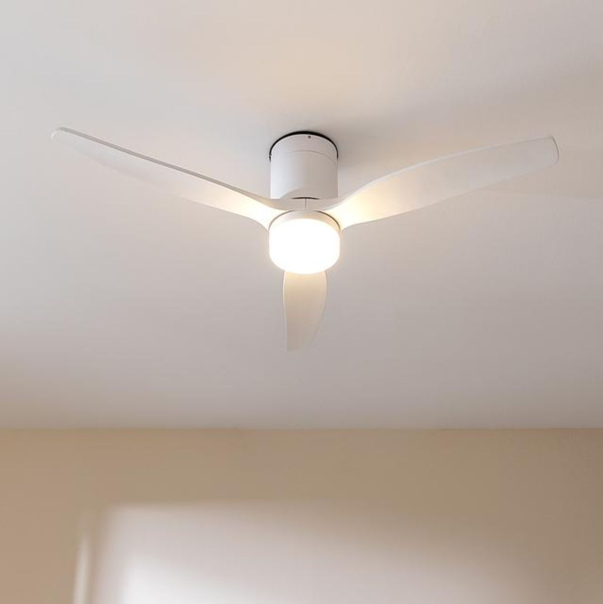 Ventilador-de-techo-Cecotec-EnergySilence-Aero-5600-Classic-40W-3-aspas-6-velocidades-blanco-Ø132-cm-ambientada