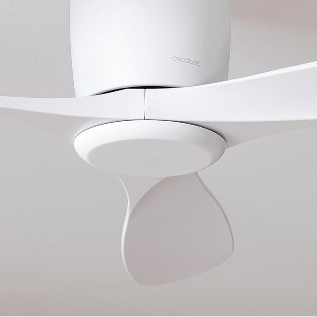 Ventilador-de-techo-Cecotec-EnergySilence-Aero-5400-40W-6-velocidades-blanco-Ø132-cm-detalle